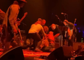 The Brian Jonestown Massacre'ın grubunun üyeleri, konser esnasında kavga etti