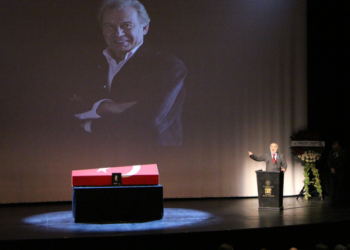 Tiyatrocu ve sinema sanatçısı Can Gürzap için tören düzenlendi! Dostları onu anlatırken gözyaşlarına boğuldu