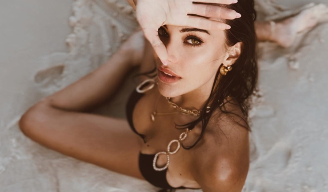 Tuvana Türkay bikinisiyle mezdeke oynadı, hayranları ağzı açık izledi