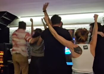 Ünlü isimler, Filenin Sultanlarının şampiyonluğunu kutlarken heyecandan yerinde duramadı