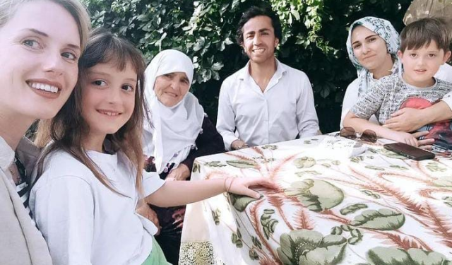 Ünlü oyuncu Wilma Elles, eşinin memleketi Bitlis'e gidip kayınvalidesinin elini öptü