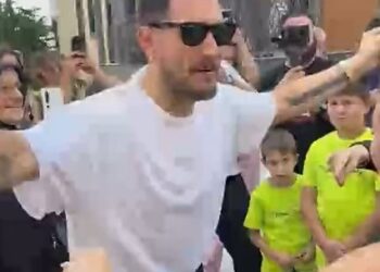 Uraz Kaygılaroğlu, arkadaşının gelin alma merasiminde göbek attı