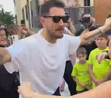 Uraz Kaygılaroğlu, arkadaşının gelin alma merasiminde göbek attı