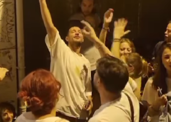 Uraz Kaygılaroğlu ve arkadaşları sokakta şarkı söylerken bir vatandaş üstlerine su döktü