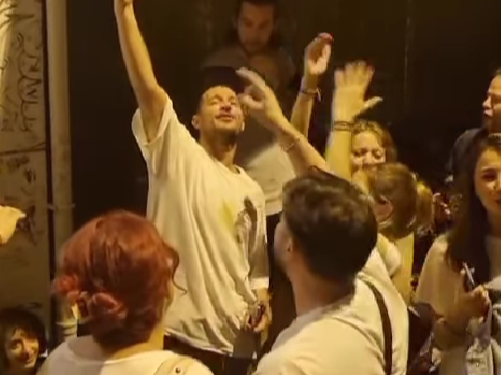 Uraz Kaygılaroğlu ve arkadaşları sokakta şarkı söylerken bir vatandaş üstlerine su döktü