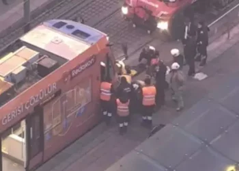 Eminönü’nde 1 kişi tramvayın altında kaldı