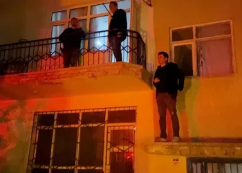 Hırsız ve onu yakalayan polis evde mahsur kaldı