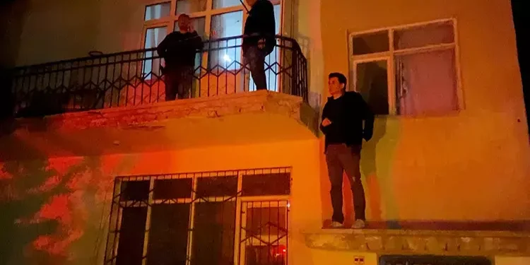 Hırsız ve onu yakalayan polis evde mahsur kaldı