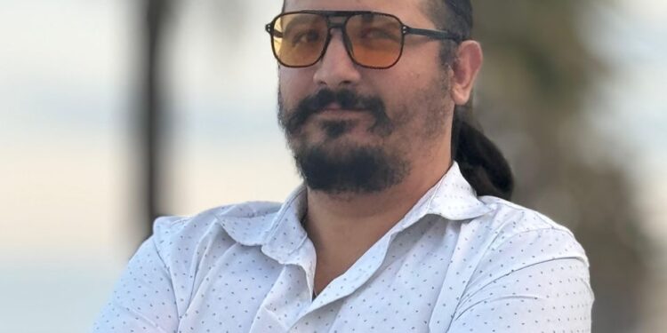 Türk film yönetmeni Gökhan Gökçay, son zamanlarda aldığı ödüllerle adından sıkça söz ettiriyor.