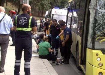 Bakırköy’de TIR, İETT otobüsünün üzerine devrildi: Yaralılar var