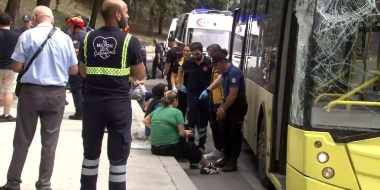 Bakırköy’de TIR, İETT otobüsünün üzerine devrildi: Yaralılar var