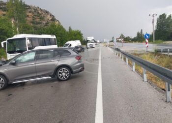 Burdur-Fethiye kara yolunda iki otomobil çarpıştı: 6 yaralı