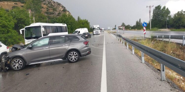 Burdur-Fethiye kara yolunda iki otomobil çarpıştı: 6 yaralı