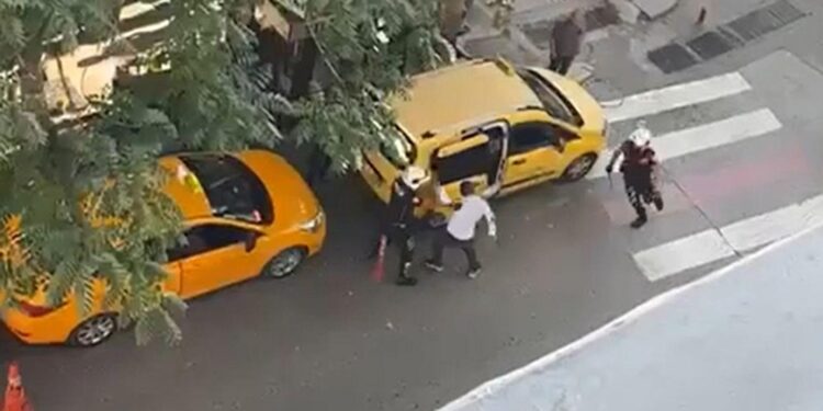 Cezaevi hükümlüsü gözaltına alınmamak için iki polisi yaraladı
