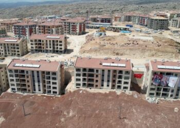 Deprem konutlarının yapımı sürüyor