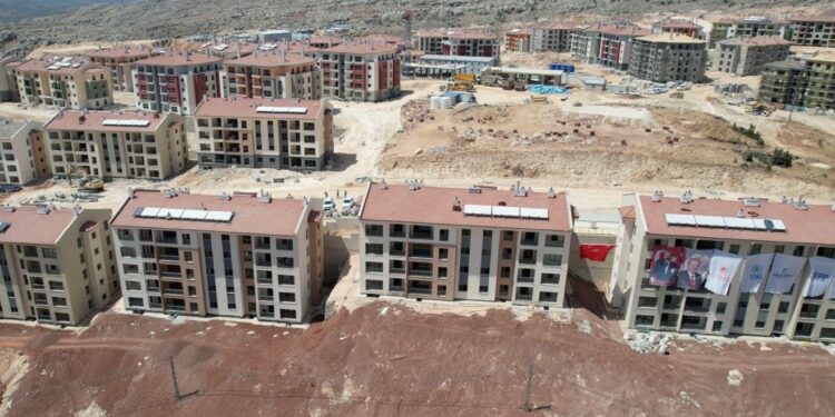 Deprem konutlarının yapımı sürüyor