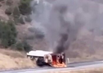 Devrilen akaryakıt tankeri alev topuna döndü: 1 yaralı