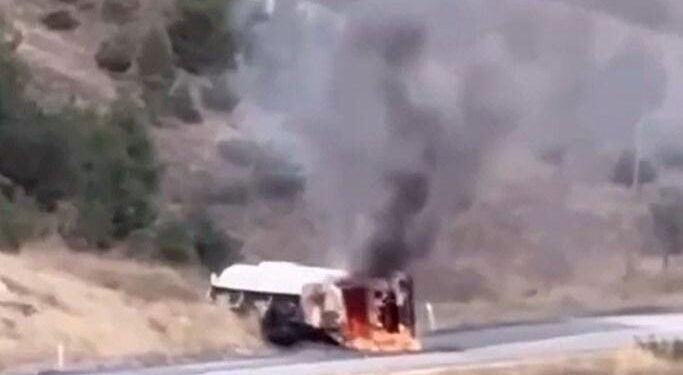 Devrilen akaryakıt tankeri alev topuna döndü: 1 yaralı