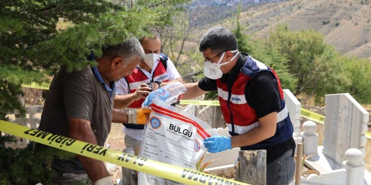 Elazığ’da korkunç olay: Mezarlıktaki poşetten bebek cesedi çıktı
