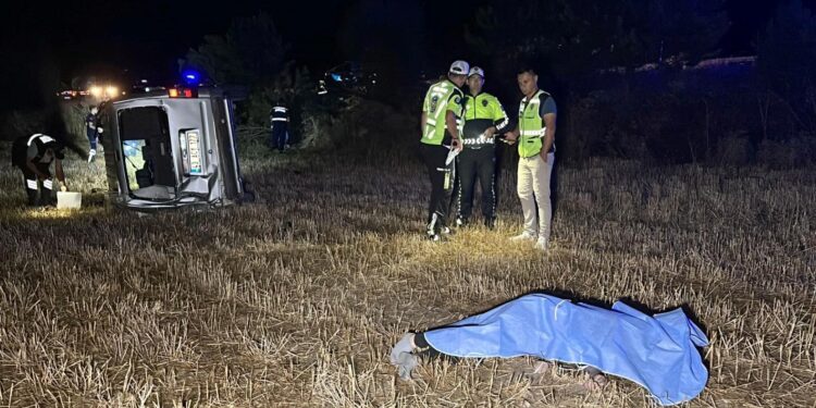 Hafif ticari araç tarlaya devrildi: 1 ölü, 1 yaralı