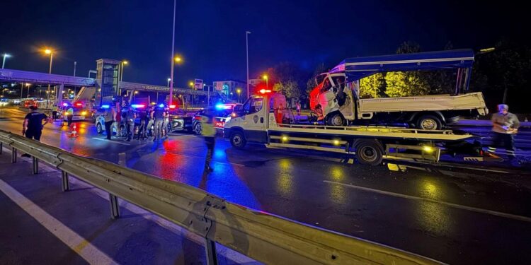 Küçükçekmece’deki trafik kazasında 1’i ağır 5 kişi yaralandı