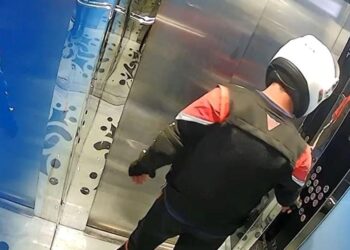 Kurye tuvaletini yaptığı asansörde mahsur kaldı