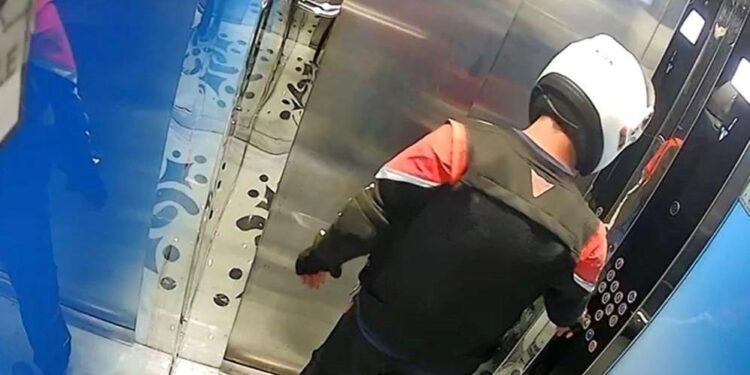 Kurye tuvaletini yaptığı asansörde mahsur kaldı