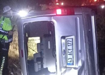 Kütahya’da yoldan çıkan hafif ticari araç tarlaya devrildi: 1 ölü, 1 yaralı