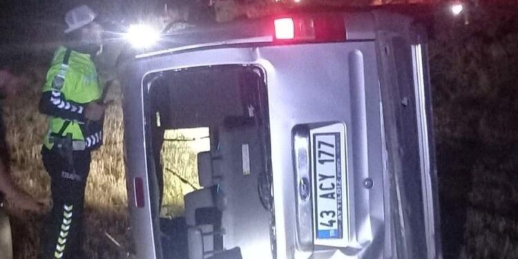 Kütahya’da yoldan çıkan hafif ticari araç tarlaya devrildi: 1 ölü, 1 yaralı