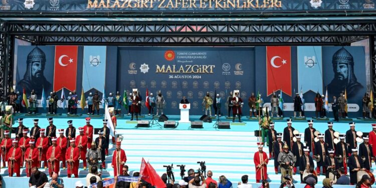 “Malazgirt’te kuvvet komutanları, davet edilmelerine rağmen sahneye çıkmadılar” iddiasına açıklama