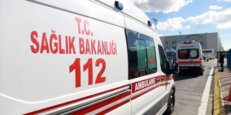 Motosiklet ile kamyonet çarpıştı: 1 ölü