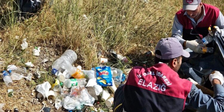 Ziyaretçi akınına uğruyor!15 günde 12 ton çöp toplandı