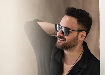 Eşinden tam destek : Faruk Emre’nin hem klibinde oynadı hem yönetmen koltuğuna oturdu