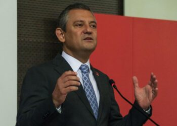 Özgür Özel’den Cumhurbaşkanı Erdoğan’a eleştiri: Ahlat’ta o fotoğrafı verdi ki yeni tartışmalar başlasın