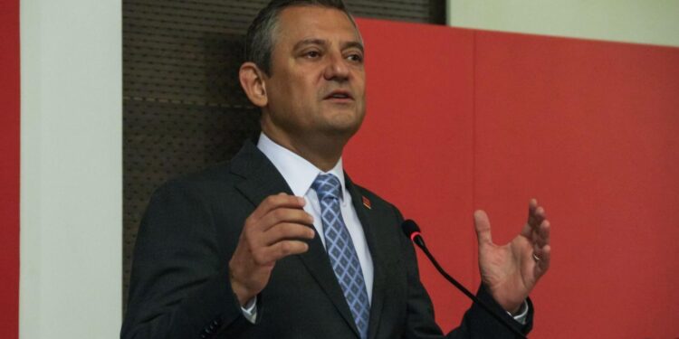 Özgür Özel’den Cumhurbaşkanı Erdoğan’a eleştiri: Ahlat’ta o fotoğrafı verdi ki yeni tartışmalar başlasın