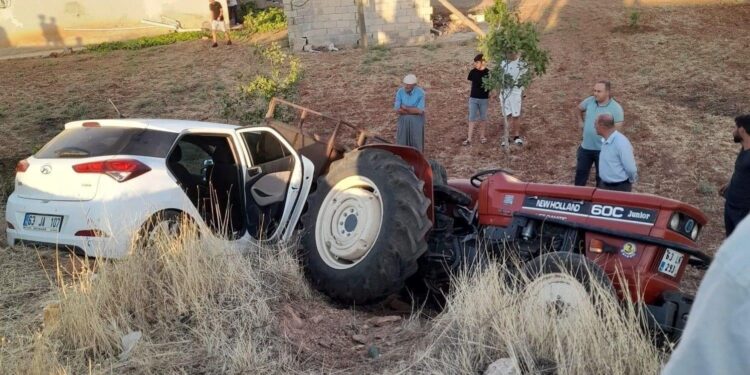 Şanlıurfa’da otomobil ile traktör çarpıştı: 4 yaralı