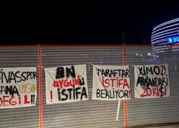 Sivasspor taraftarı Uygun’u istifaya çağırdı