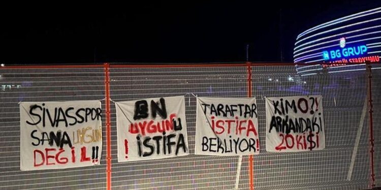 Sivasspor taraftarı Uygun’u istifaya çağırdı