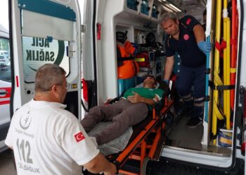 Tıraş olmak isterken elektrik akımına kapıldı