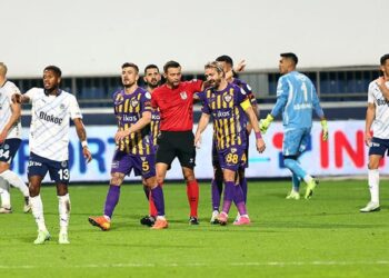 Eyüpspor – Fenerbahçe maçını Trio ekibi değerlendirdi! Verilen ve verilmeyen goller, penaltı ve kırmızı kart beklenen anlar…