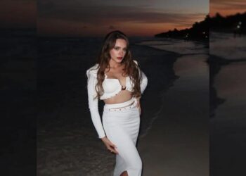 Hudutsuz Sevda’nın Yıldızı Miray Daner ve Sevgilisi Ata Caner Çerçioğlu Sahilde Aşkı Doyasıya Yaşadı!