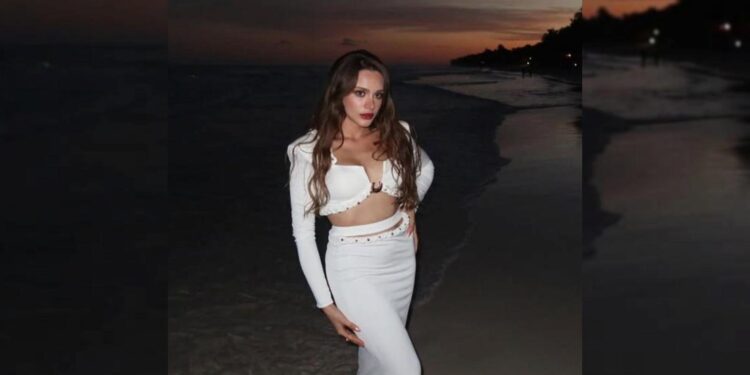 Hudutsuz Sevda’nın Yıldızı Miray Daner ve Sevgilisi Ata Caner Çerçioğlu Sahilde Aşkı Doyasıya Yaşadı!