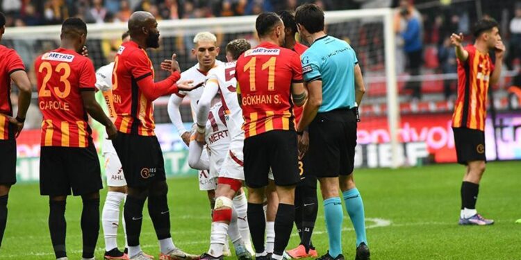 Trio’da Kayserispor – Galatasaray maçının tartışmalı pozisyonları değerlendirildi: Verilen penaltı kararı, golde ihlal şüphesi…