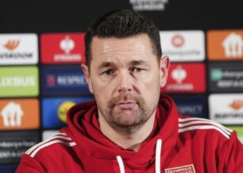 Fenerbahçe beraberliği sonrası Lyon Teknik Direktörü Pierre Sage’den kırmızı kart yorumu