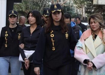 Kara Para Aklama Suçundan Cezaevine Giren Nihal Candan, Çocuk Oyununda Sahneye Çıktı