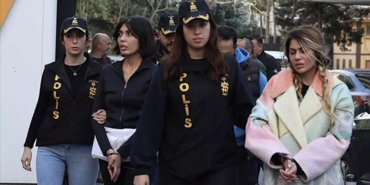 Kara Para Aklama Suçundan Cezaevine Giren Nihal Candan, Çocuk Oyununda Sahneye Çıktı