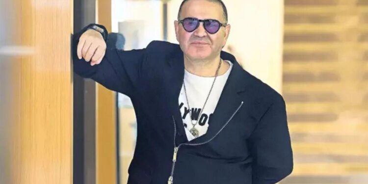 Şafak Sezer Tiyatroya Olan İlgisini ve Gelecek Planlarını Paylaştı