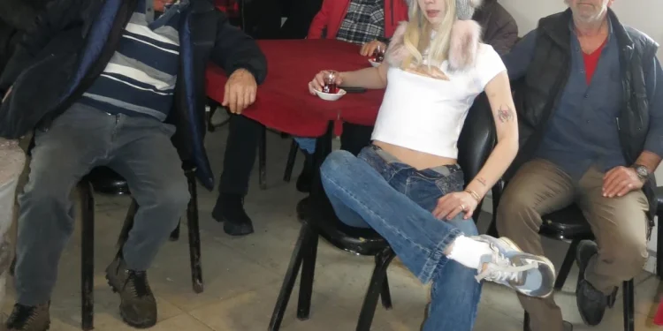 Aleyna Tilki'nin kahvehaneye ziyareti büyük ilgi gördü