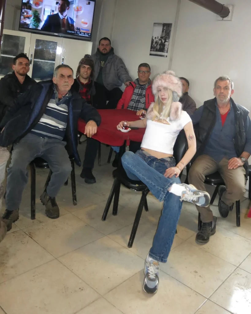 Aleyna Tilki'nin kahvehaneye ziyareti büyük ilgi gördü