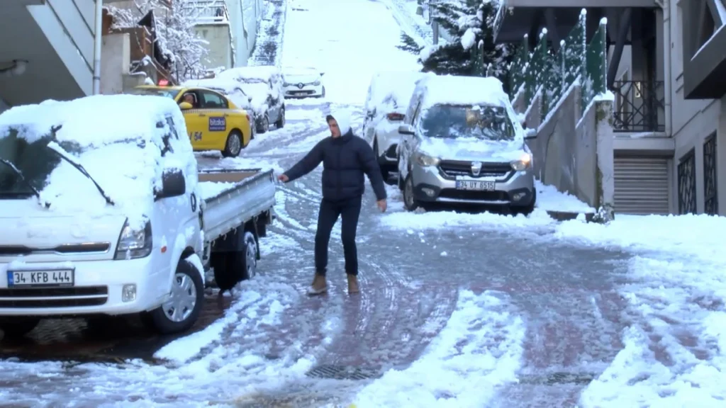 İstanbul'da Kar Fırtınası: Yollar Kaydı, Yayalar Zor Anlar Yaşadıİstanbul’da etkili olan kar yağışı, hayatı felç etti. Sabah saatlerinde işe gitmek üzere evlerinden çıkan vatandaşlar, sokaklarda kar ve buzla mücadele etti. Şehirdeki bazı bölgeler, özellikle yokuşlu mahallelerde, karın etkisiyle adeta tehlike arz etti. Yayalar ve sürücüler, kar yağışının neden olduğu buzlanma yüzünden büyük zorluklar yaşadı.
İstanbul'da kar yağışı hayatı felç etti, araçlar kaydı
Sürücüler Zor Durumda
Kağıthane Harmantepe Mahallesi’ndeki yokuşlardan biri, sabah saatlerinde tehlikeye neden oldu. Kar nedeniyle kayganlaşan yolda bir otomobil park halindeki başka bir araca çarparak durabildi. Kazada hafif yaralanan sürücü, olay yerine sevk edilen sağlık ekipleri tarafından hastaneye kaldırıldı. Kaza sırasında, maddi hasar gören iki otomobilin sürücüleri de zorluk yaşadı.
Kazayı gören bir mahalle sakini, her yıl benzer kazaların yaşandığını belirterek, “Burası kar yağdığında her yıl böyle oluyor. Yolda kayarak gelen bir araç nedeniyle insanlar ciddi şekilde tehlikeye girdi,” dedi. Yolda tuzlama çalışması yapıldığını belirten vatandaş, gece buzlanma nedeniyle durumun daha da tehlikeli hale geldiğini aktardı.
Yayalar Güvenli Bir Şekilde İlerlemeye Çalıştı
İstanbul’un Kağıthane ilçesinde, dik yokuşlarda yürümek oldukça zorlayıcıydı. Bazı vatandaşlar merdiven korkuluklarına tutunarak ilerlerken, bazıları da kaymamak için fotoğraf çekmeye karar verdi. Yokuş boyunca zor ilerleyen yayalar, karın birikmesinden dolayı düşme riskiyle karşı karşıya kaldılar. Taksi sürücüleri de, kar yüzünden hız keserek dikkatli inmeyi tercih etti.
Büyükşehirde yaşanan kar fırtınası, bir kez daha İstanbul’un karla mücadelede daha etkili tedbirler alması gerektiğini gözler önüne serdi.